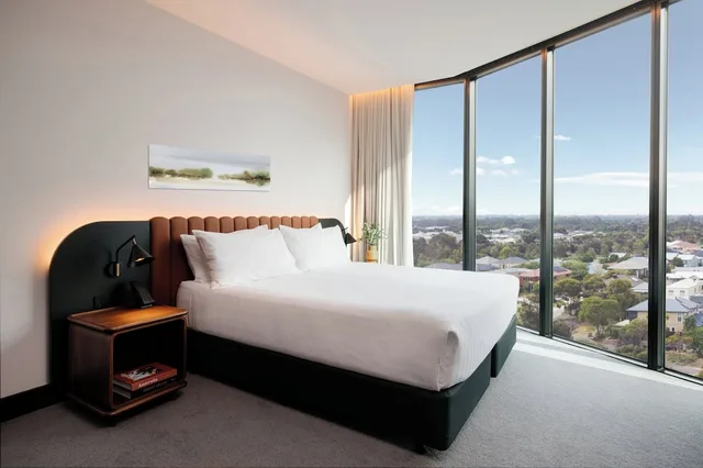 جناح بسرير فردي بغرفة نوم واحدة مع أريكة، Crowne Plaza Adelaide Mawson Lakes 1/2