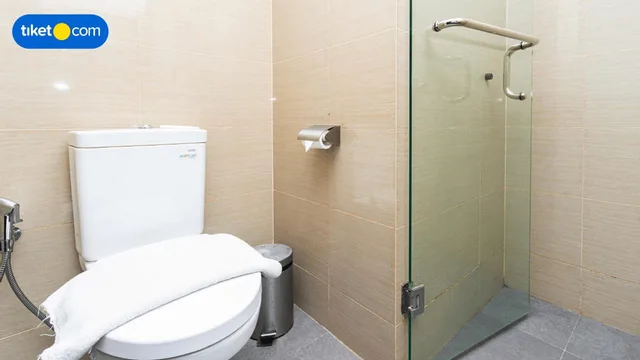 Groovy, Double Bed، Midtown Hotel Samarinda 4/4