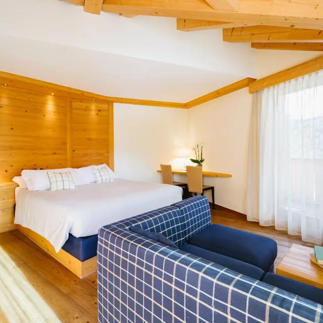 جناح جونيور، Hotel Maribel 10/10