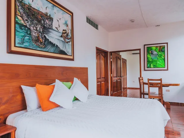 جناح عائلي بسريرين منفصلين وسرير كينج بإطلالة على الحديقة بشرفة بغرفتي نوم، Twin Lodge Galapagos Hotel 2/9