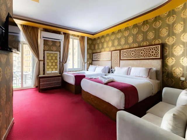 غرفة ديلوكس بسرير مزدوج وسريرين منفصلين بإطلالة على المدينة بشرفة بغرفتي نوم، CAIRO INN 1/1