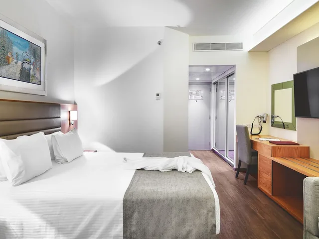 Room, 1 Queen and 2 Bunk Beds, Sea Front, Marina View، St Raphael Resort and Marina 8/10
