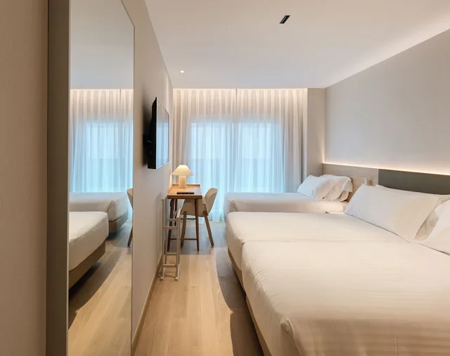غرفة بسريرين منفصلين مع سرير إضافي، Hotel Zenit Coruna 1/7