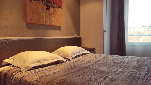 Petite, Double Bed، HOtel Le Chardon Bleu 2/3