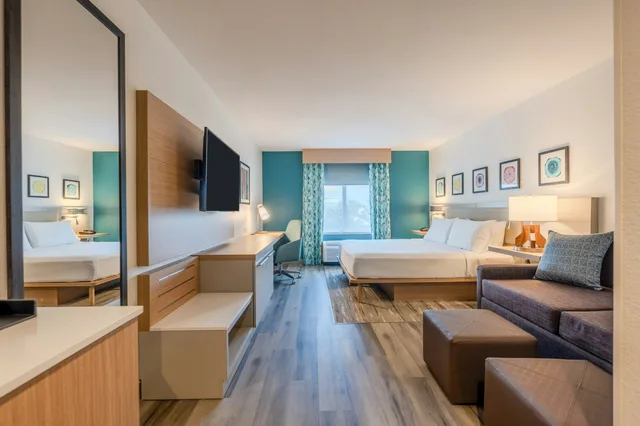 غرفة بسرير كينج مع أريكة، Hilton Garden Inn Ft. Lauderdale Airport-Cruise Port 7/8