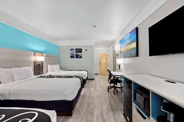 Family, Triple, 3 Queen Beds, La Quinta Inn Suites Raymondville 2/10
