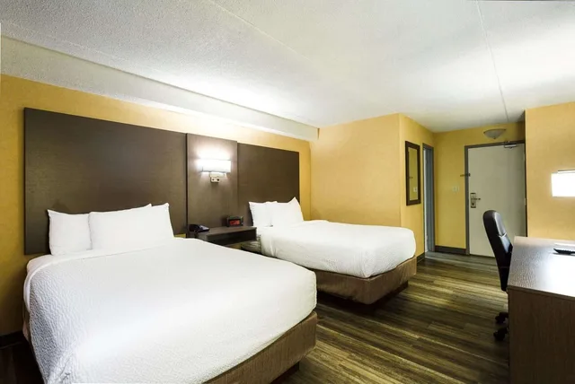 غرفة بسريرين كوين، Days Inn by Wyndham Fallsview 2/4