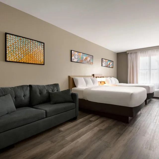 غرفة ديلوكس بسريرين مزدوجين مع أريكة، La Quinta Inn and Suites by Wyndham Montgomery 7/10