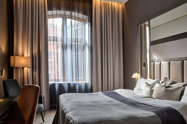 Superior, King Bed, City View, OPUS XVI 3/4
