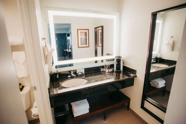 غرفة تنفيذية بسرير كينج، Best Western Plus Hilltop Inn 8/9