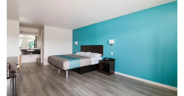 غرفة بسرير كينج للمدخنين، Motel6 Metropolis, IL 3/6