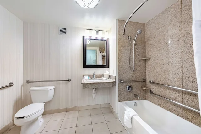 جناح بسرير كينج بحوض جاكوزي، Hilton Garden Inn Oxnard Camarillo 3/3