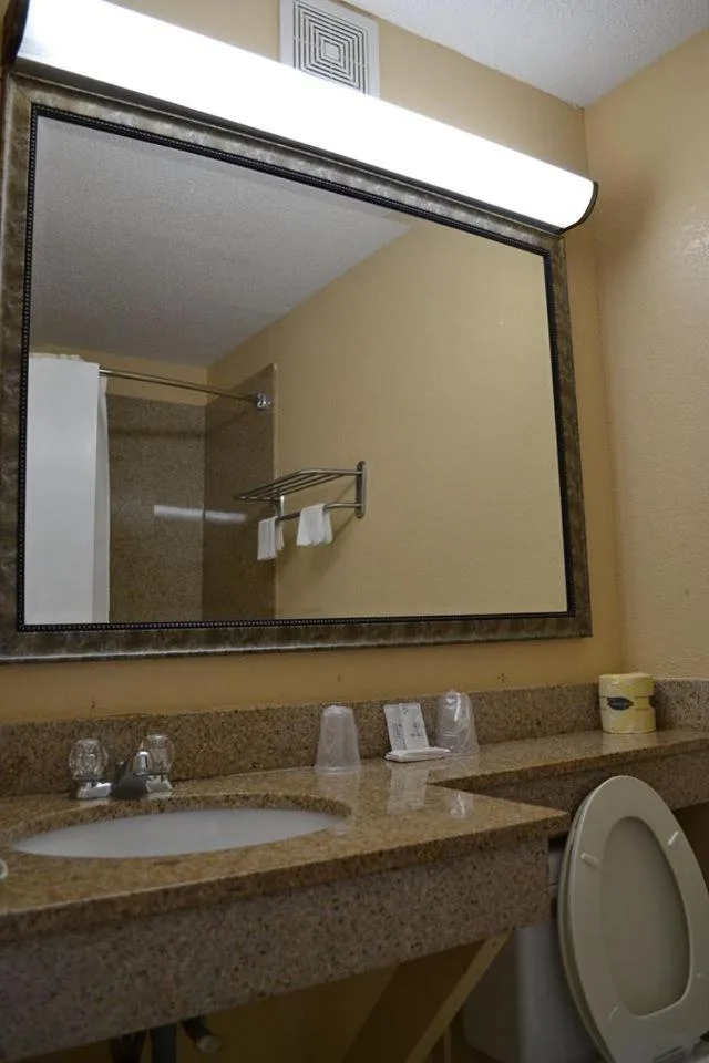 غرفة قياسية بسريرين كوين، Americas Best Value Inn Smithfield 2/3