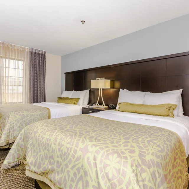 جناح، Staybridge Suites Grand Forks 2/4