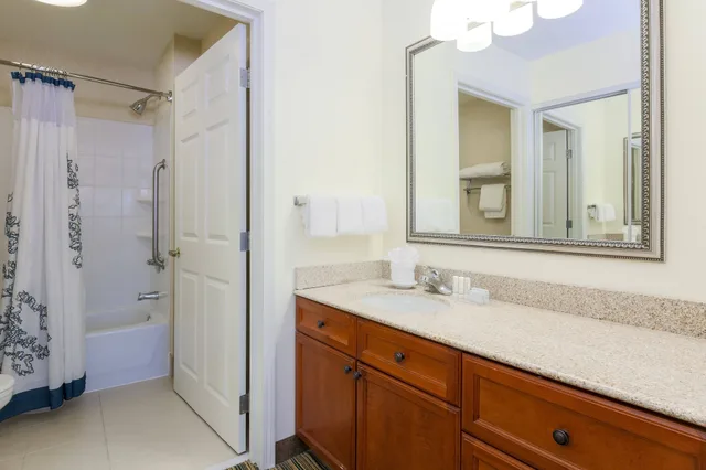 جناح بسرير كوين بغرفة نوم واحدة مع أريكة، Residence Inn by Marriott Potomac Mills Woodbridge 6/8