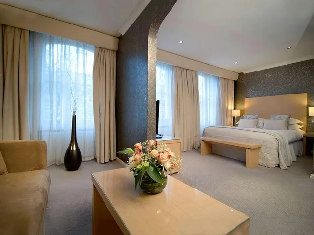 جناح جونيور، The Beaufort Knightsbridge 3/3