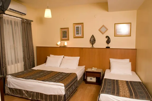 غرفة قياسية بسرير مزدوج وسرير فردي، Hotel Fehmi Bey 1/3