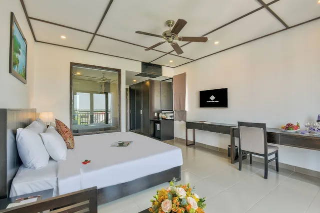 غرفة بريميير بسرير كينج بإطلالة على المدينة بشرفة، White Lotus Hotel Hoian 1/2