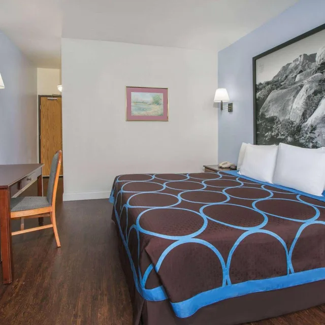 غرفة بسرير كينج بحوض استحمام للمدخنين لذوي الإعاقة، Super 8 by Wyndham Garland North Dallas Area 2/2