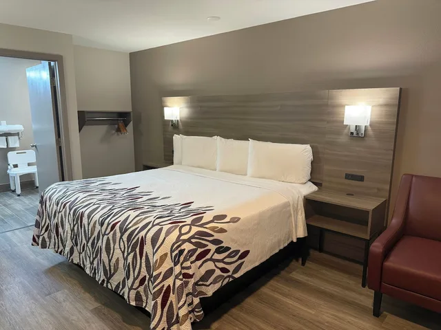 غرفة ديلوكس بسرير كوين بمطبخ صغير، Red Roof Inn Orangeburg 3/7