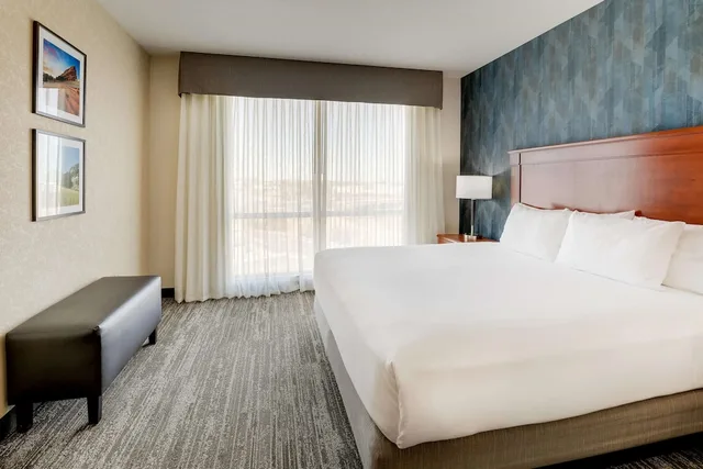 غرفة بسرير كينج مع أريكة، Drury Inn Suites Denver Westminster 2/8