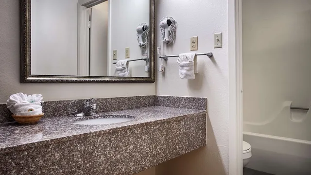 غرفة قياسية بسريرين مزدوجين للمدخنين، Best Western Palestine Inn 4/5