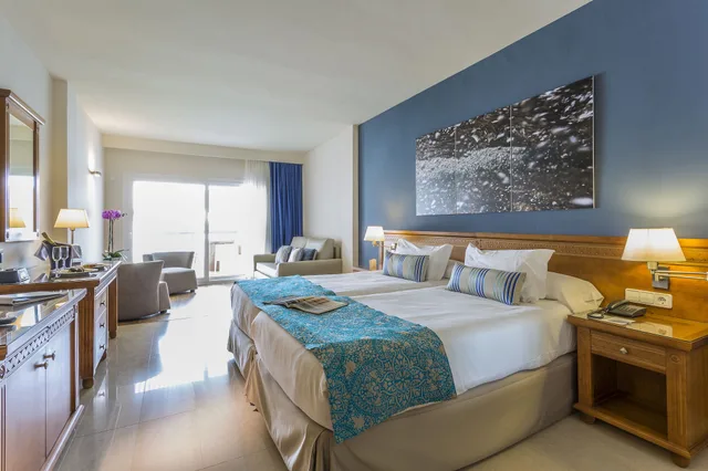 جناح جونيور بسرير كينج بشرفة بحوض جاكوزي، GRAND PALLADIUM PALACE IBIZA RESORT 2/6