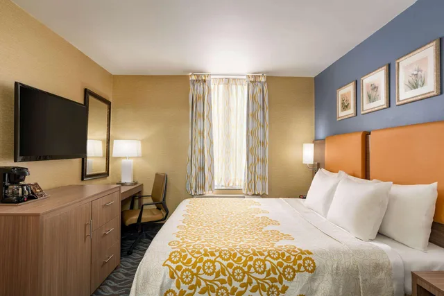 Room, King Bed, Days Inn By Wyndham Long Island City 1/2