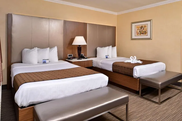 غرفة بسريرين مزدوجين في طابق مرتفع، Best Western Hollywood Plaza Inn - Hollywood Walk of Fame Hotel-LA 5/9