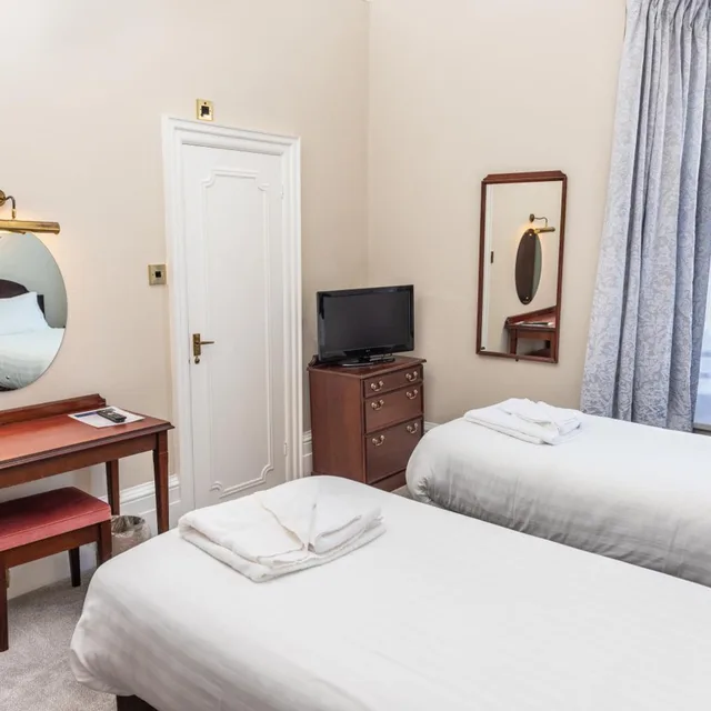 غرفة قياسية بسريرين منفصلين، Queens Hotel 1/3