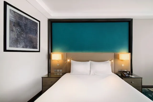 غرفة سوبيريور بسريرين منفصلين بشرفة، Radisson Blu Hotel & Resort Al Ain 1/8