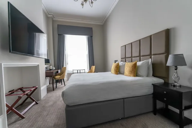 Basic, Double Bed, Oatlands Park Hotel 1/4