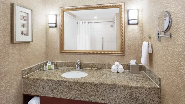 جناح ديلوكس بسرير كينج بغرفتين مع أريكة، Doubletree By Hilton Sunrise Sawgrass Mills 2/2