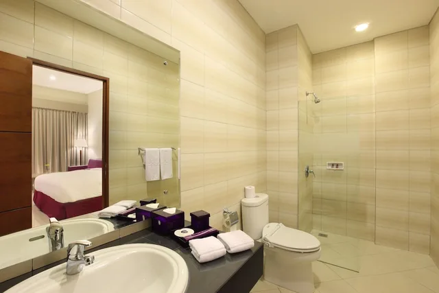 غرفة سوبيريور بسرير مزدوج وسريرين منفصلين، Kuta Central Park Hotel 3/4