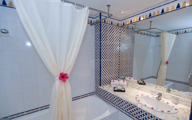 غرفة عائلية بسرير مزدوج وسرير فردي مع أريكة، Odyssee Resort and Thalasso 6/7