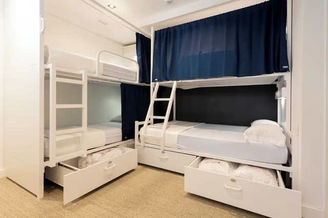 غرفة عائلية بسرير مزدوج وسرير فردي وسرير بطابقين، Málaga Top Hostel 3/3
