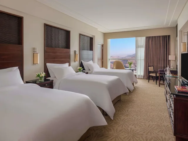 غرفة ثلاثية بثلاثة أسرّة بإطلالة على المدينة، فندق ساعة مكة فيرمونت(Makkah Clock Royal Tower A Fairmont Hotel) 1/10