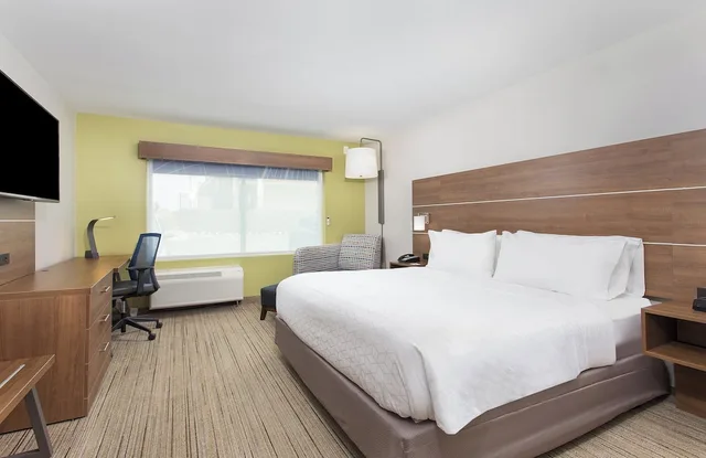 غرفة قياسية بسرير كينج لذوي الإعاقة، Holiday Inn Express Williamsburg 2/4