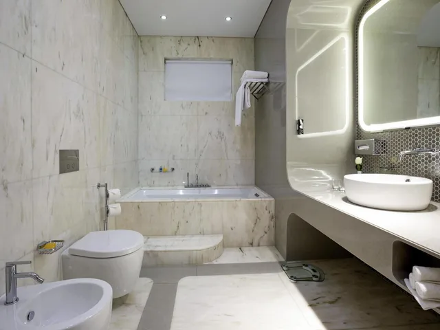 1 Bedroom, Diplomat, Suite, King Bed, Queen Bed، La Cigale Hotel 2/3