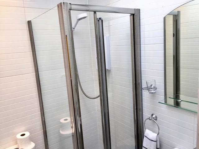 غرفة أساسية بسرير مزدوج وسرير فردي بحمام خاص، 16 PILRIG GUEST HOUSE 3/4