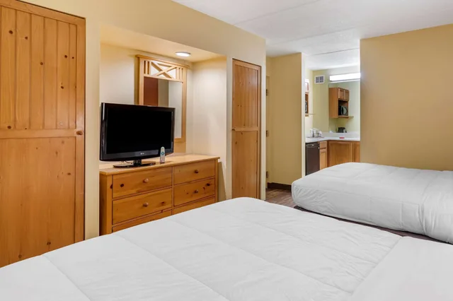 Standard, 2 Queen Beds, Econo Lodge Pigeon Forge Riverside 7/10