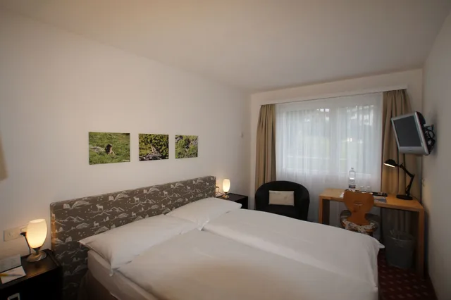 غرفة اقتصادية بسرير كوين، Berghotel Randolins 2/10