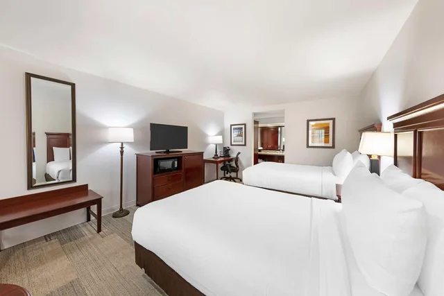 Room, 2 Queen Beds, Best Western Plus Redondo Beach Inn 2/4