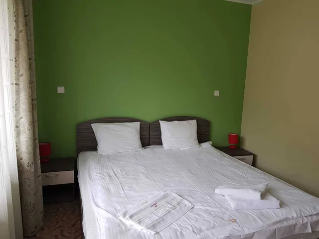 غرفة سوبيريور ثلاثية بسرير كوين وسرير فردي بإطلالة على الجبل بشرفة، Hotel Iri 8/10