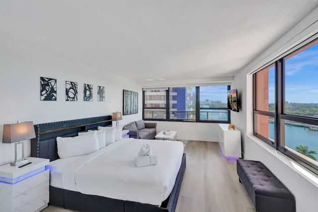 شقة سكنية فاخرة بسريرين منفصلين وسرير كينج وسرير بطابقين بإطلالة على البحر مع أريكة، The Alexander All Suite Oceanfront Resort 1/5