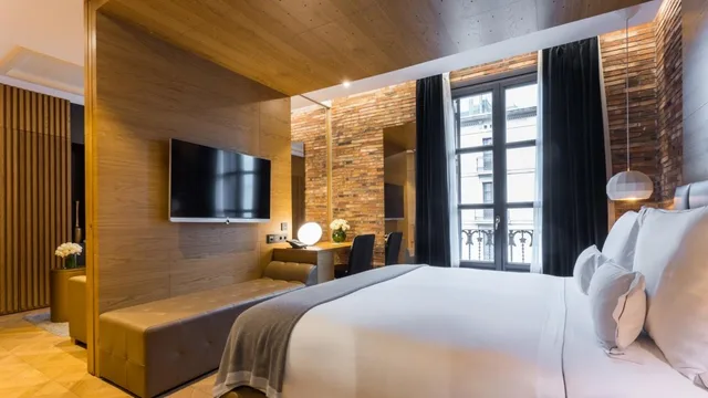 Suite Monument، Monument Hotel 2/2