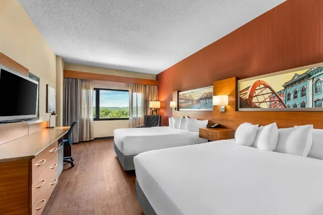 Upgrade, 2 Queen Beds، Radisson Hotel La Crosse 4/8
