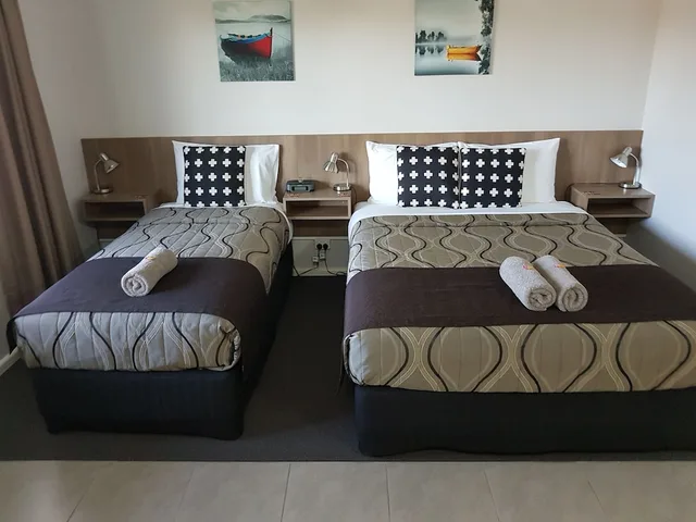 استوديو ديلوكس بسرير كوين وسرير فردي بمطبخ صغير، Main Street Motel 1/4