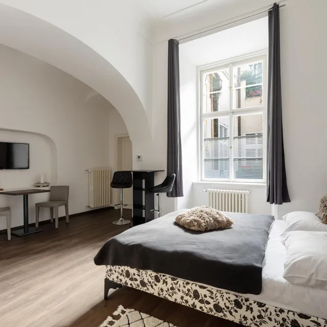 استوديو ديلوكس بسرير كينج وسرير كوين، Old Town Square Residence by Emblem 1/4