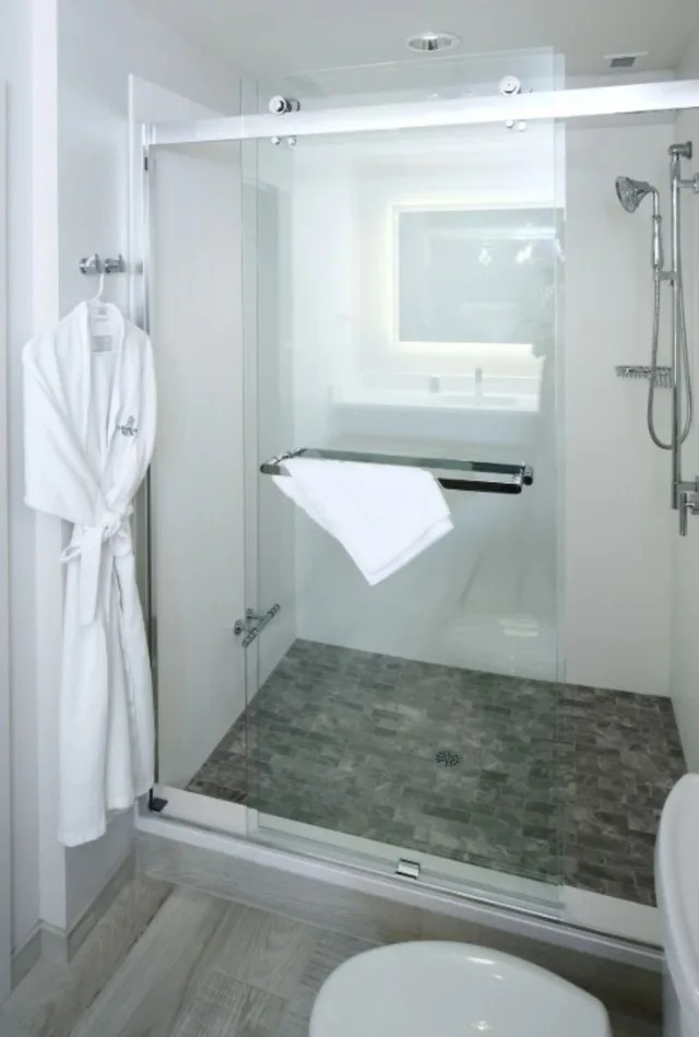 Deluxe, King Bed, Gulf Front, Balcony, Corner، Island House Hotel Orange Beach a Double Tree by Hilton 2/4